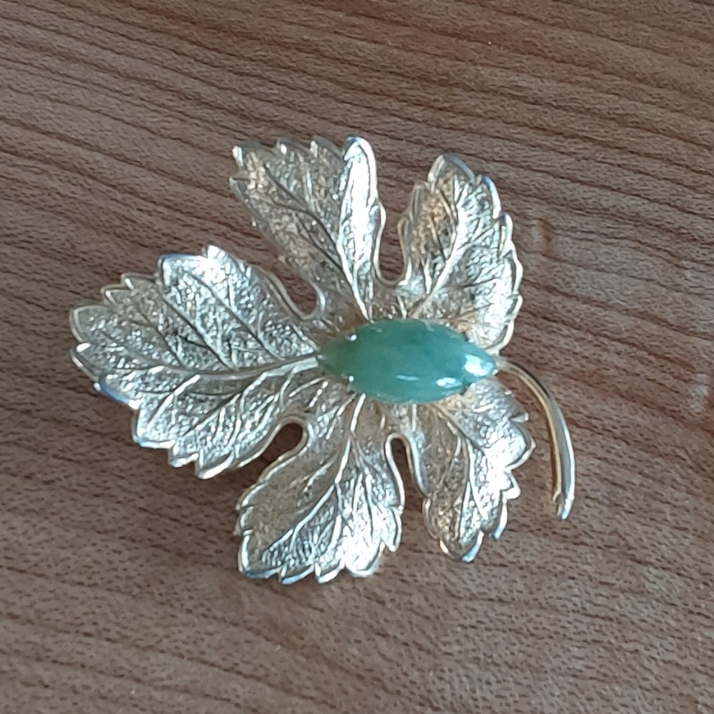 VINTAGE GOLD & JADE LEAF BROOCH